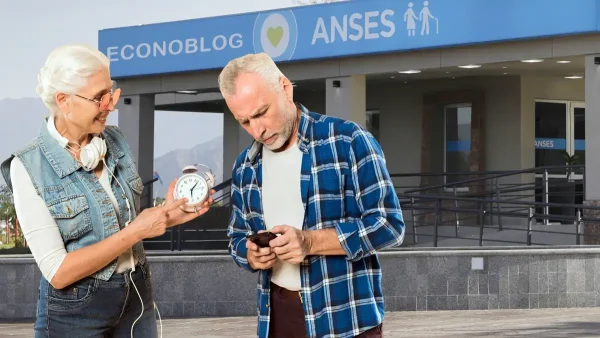 Jubilados con un reloj frente a la Anses