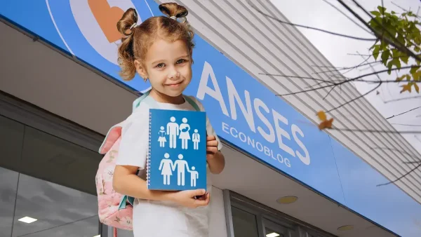 Estudiante con libro de AUH y SUAF en Anses