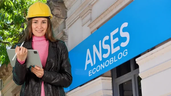 Trabajadora con casco en Anses