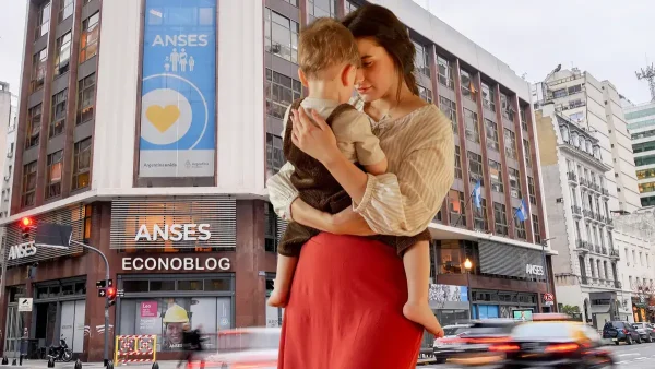 Madre de la AUH con su hijo en Anses