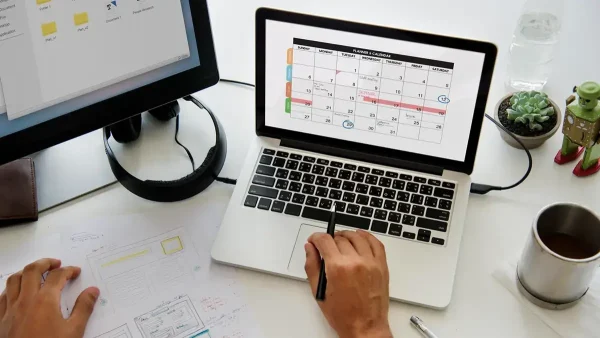 Computadora con un calendario sobre un escritorio