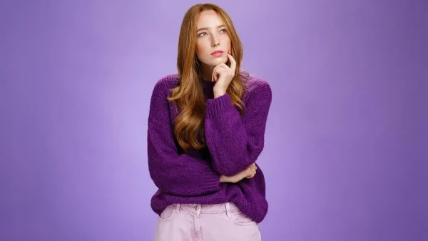 Mujer con buzo violeta