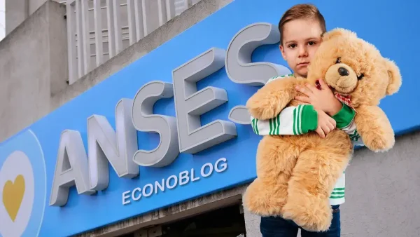 Niño con oso en Anses