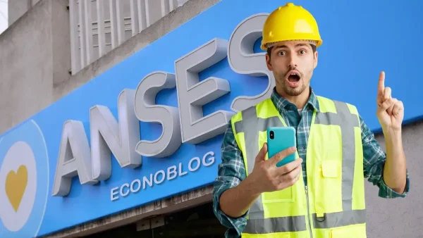 Trabajador con celular en Anses