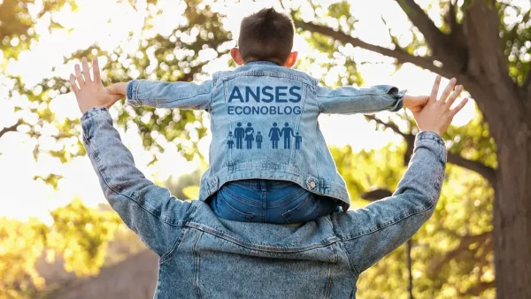 Niño con campera de Anses para AUH y SUAF