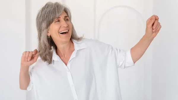 Jubilada contenta bailando