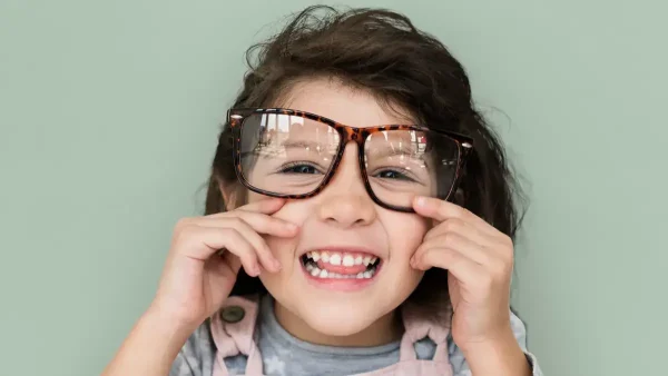 Niña feliz con lentes