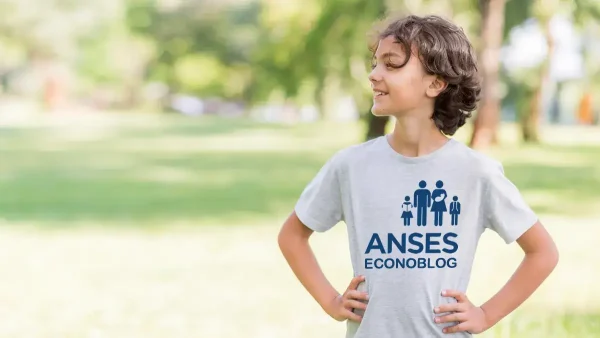 Adolescente de la AUH con remera de Anses