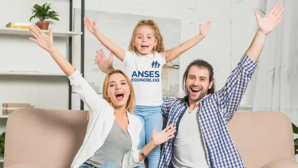 Familia del SUAF con remera de Anses