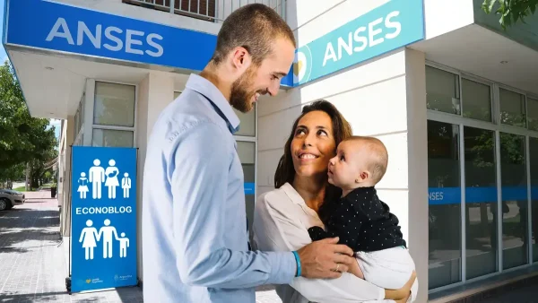 Familia del SUAF o AUH con su bebé en Anses