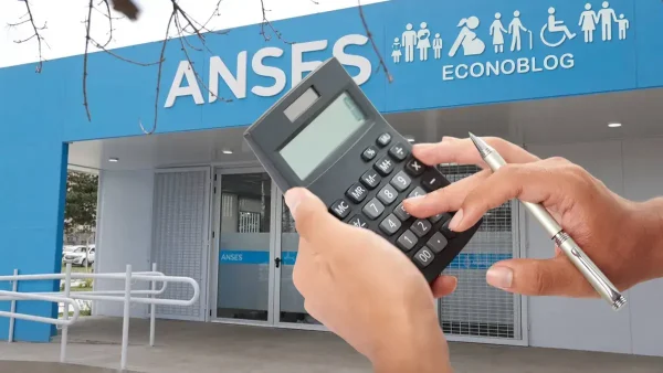 Mano con calculadora en Anses