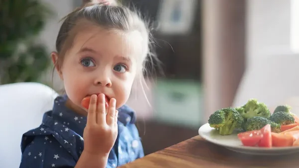 Niña comiendo
