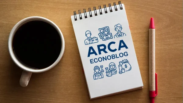 Taza de café junto a cuaderno de ARCA