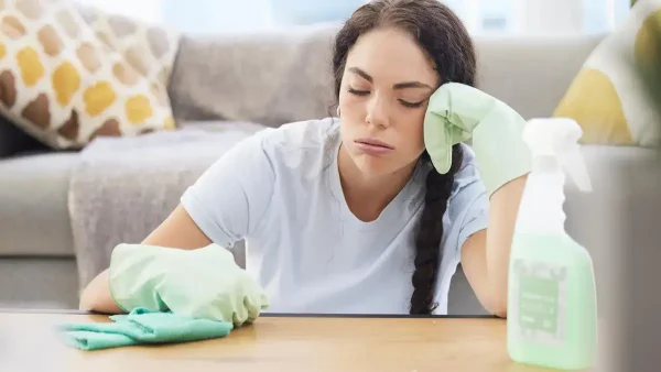 Empleada doméstica triste