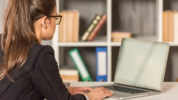 Estudiante en una computadora