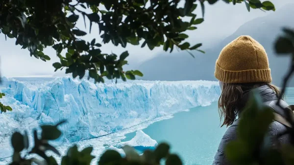 Turista en el Glaciar Perito Moreno