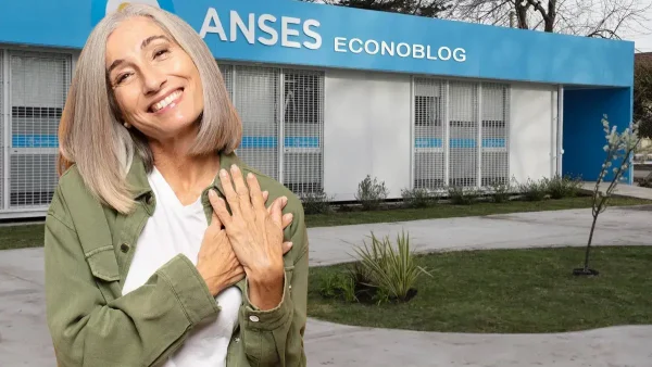 Jubilada feliz frente a la Anses