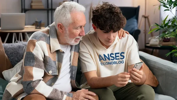 Jubilado de Anses con su nieto morando el celular