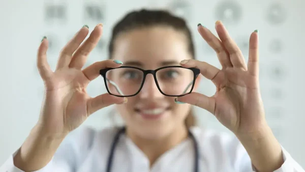 Oftalmóloga entrega par de lentes