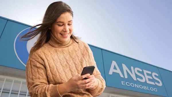 Mujer con su celular en Anses