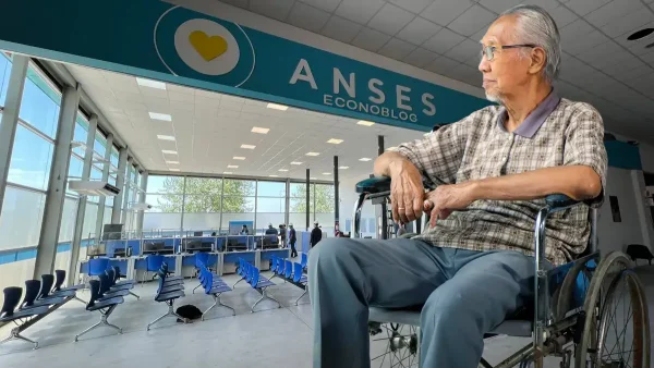 Jubilado de Anses en silla de ruedas