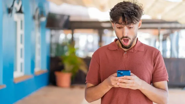 Sorpresa de un joven con su celular