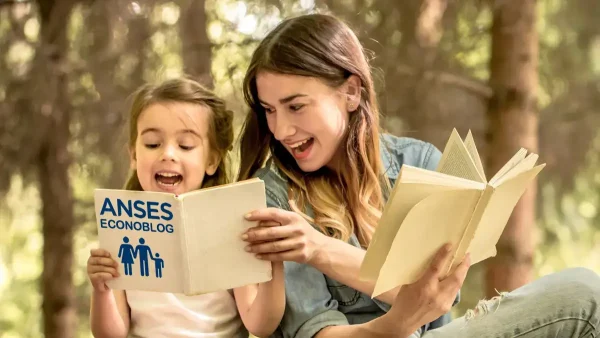 Madre del SUAF con libro de Anses