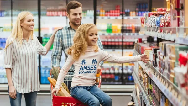 Familia con remera de Anses para AUH y SUAF en supermercado