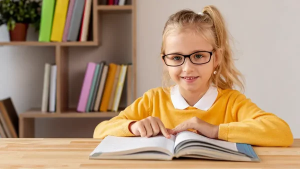 Estudiante con anteojos