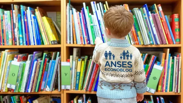 Niño de AUH o SUAF con ropa de Anses