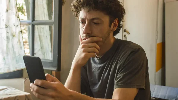 Hombre preocupado con su celular