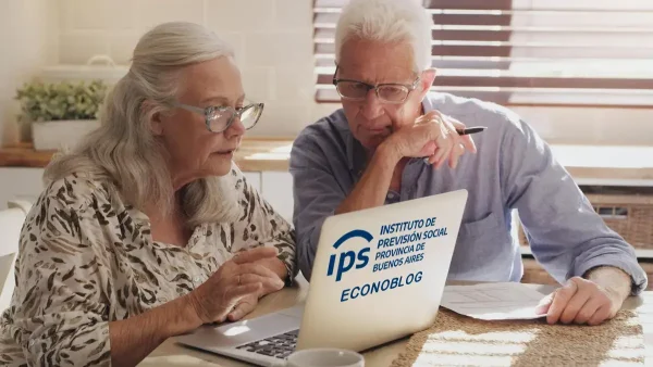 Jubilados del IPS en una computadora
