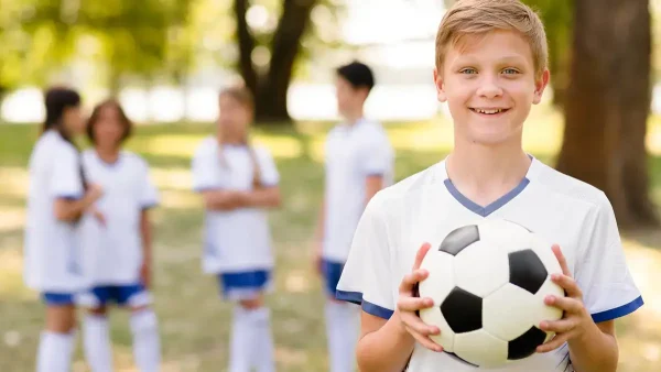 Equipo de niños con pelota de fútbol