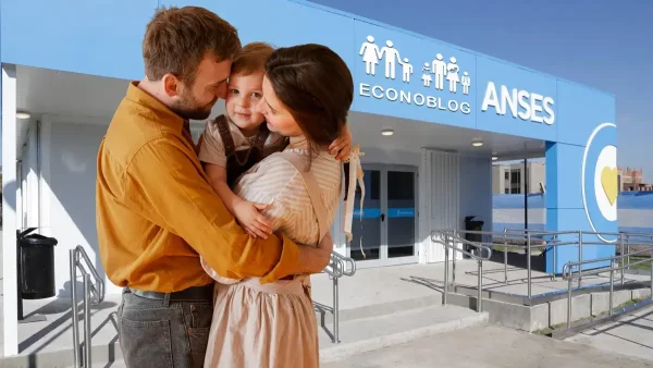 Familia del SUAF o AUH en oficina en Anses