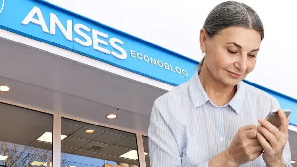 Jubilada con su celular en Anses