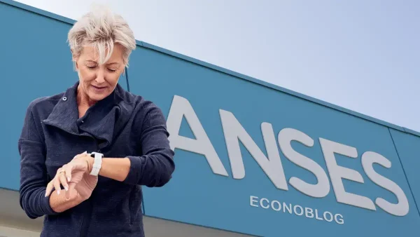 Jubilada con un reloj en Anses