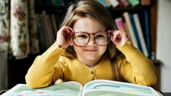 Niña con lentes