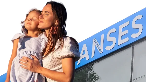 Madre en oficina de Anses