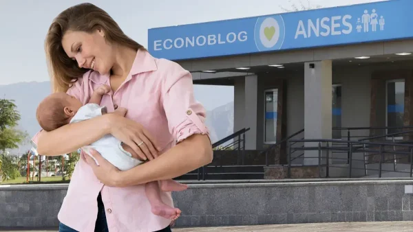 Mamá de la AUH con su bebé en Anses