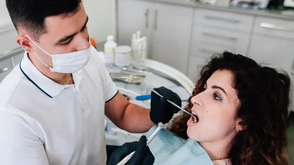 Odontólogo con su paciente