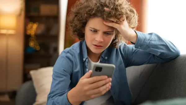 Preocupado con el celular