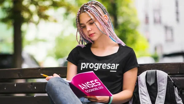Titular de Progresar con libro de Anses