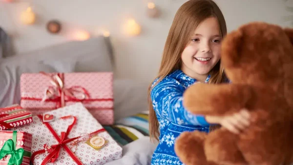 Niña recibiendo un regalo