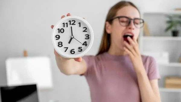 Mujer con su reloj