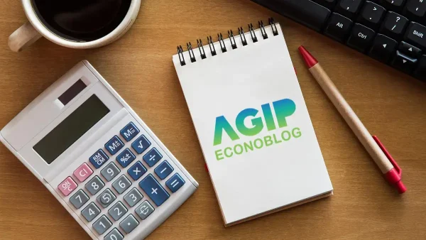 Cuaderno de AGIP junto a calculadora