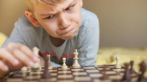 Niño jugando al ajedrez