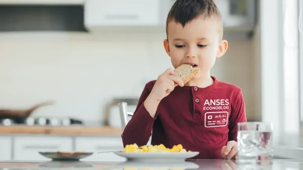 Titular de la Tarjeta Alimentar con remera de Anses