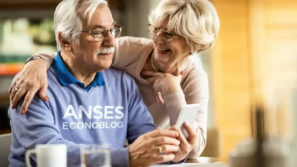 Jubilados de Anses con su celular