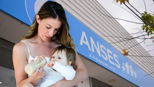 Madre de AUH con su bebé en Anses