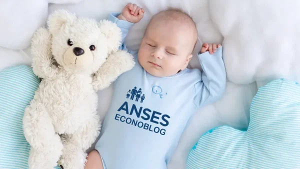 Bebé de AUH con ropa de Anses